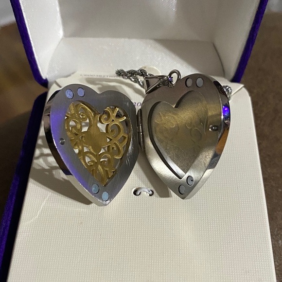 Hallmark Stainless Steel Fine Jewelry Heart Locket Necklace 24 Inch Chain/Case - Picture 15 of 17